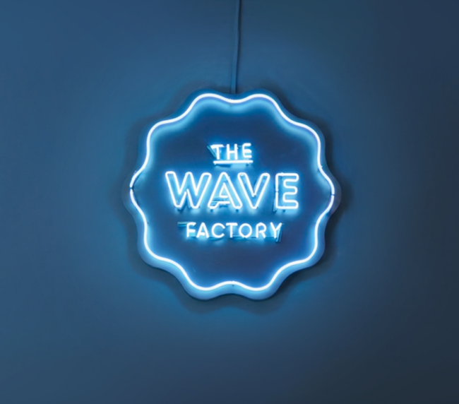 Logo en style néon créé pour l’espace restauration d’un lieu dédié au surf.