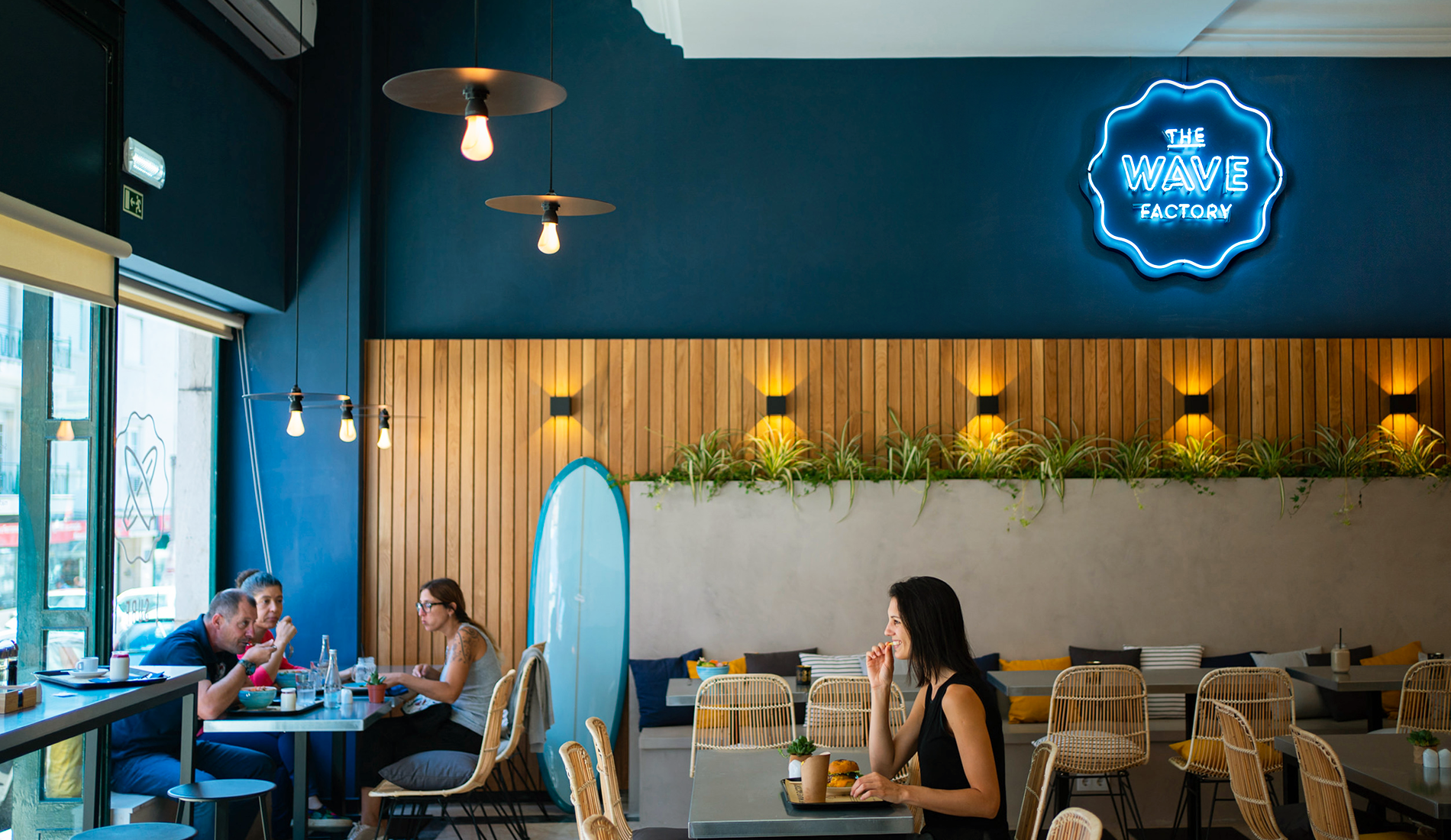 Logo en style néon créé pour l’espace restauration d’un lieu dédié au surf.